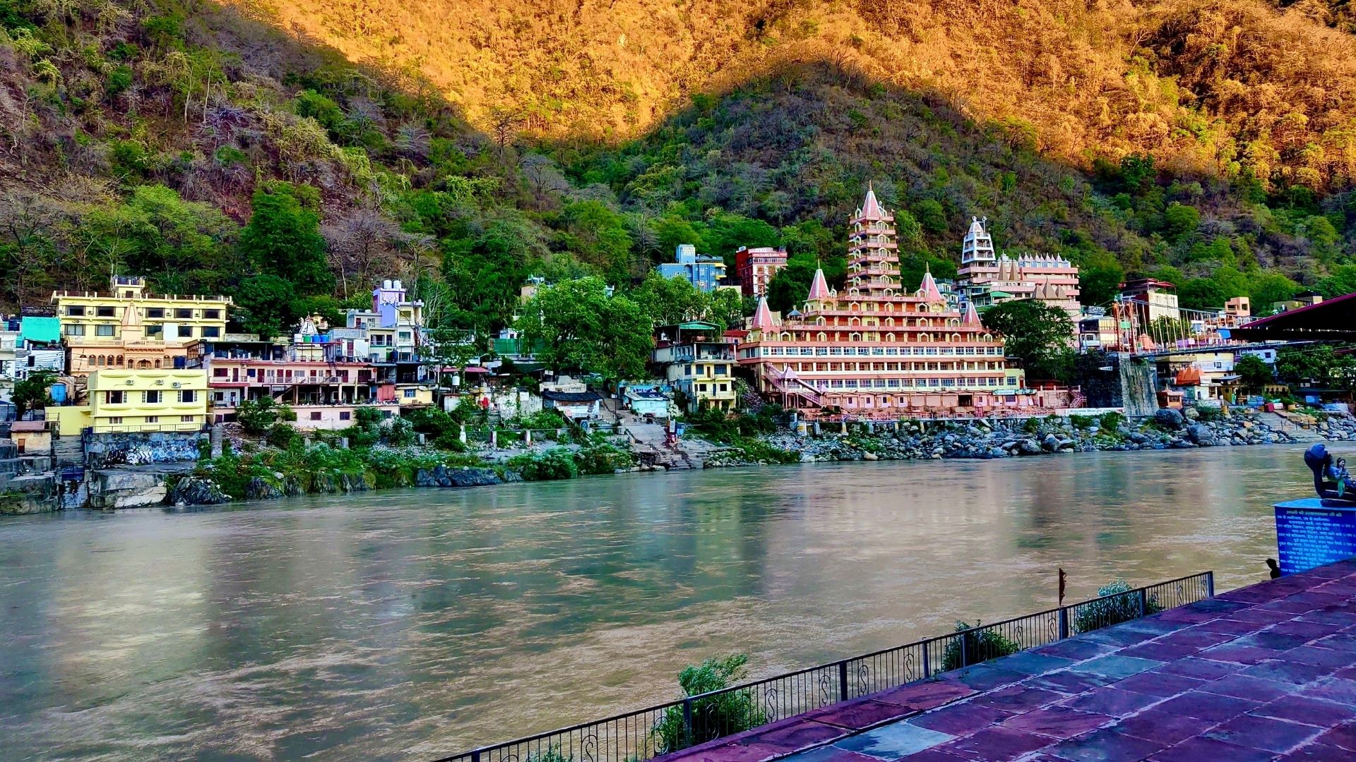 Indian classical music beside the Ganga in Rishikesh